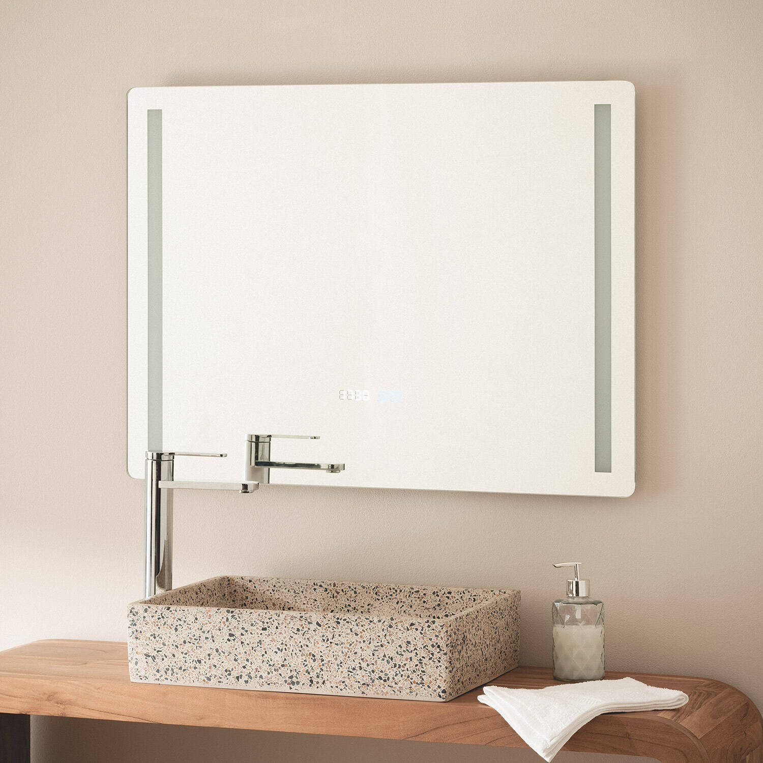 LED Badspiegel 60x80 cm „Big Similan“ mit Beleuchtung, Antibeschlag & Touch – CCT IP44 – Hauptansicht